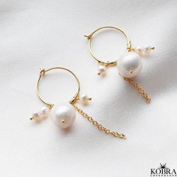 "Kiko" guld creoler med store og sm hvide ferskvandsperler