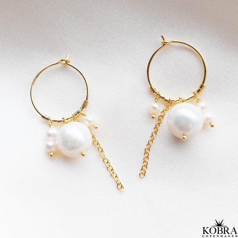 "Kiko" guld creoler med store og sm hvide ferskvandsperler