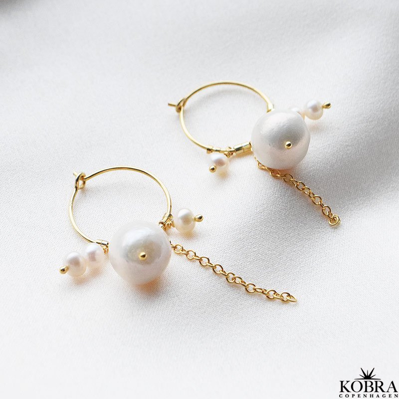 "Kiko" guld creoler med store og sm hvide ferskvandsperler