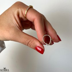 "Lara" Dråbeformet ring i 18K forgyldt sølv med hvide zirkonia