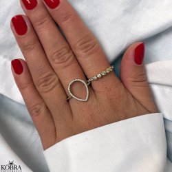 "Lara" Dråbeformet ring i 18K forgyldt sølv med hvide zirkonia