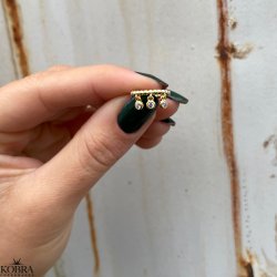 "Ellis" guld earcuff med guldkugler og hvide sten