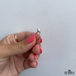 "Vegas" guld earcuff med drbeformet sten