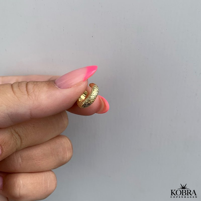 "Levine" sandblst guld earcuff