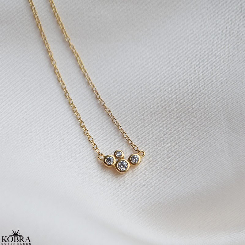 Lily" enkel guld halskde med hvide sten