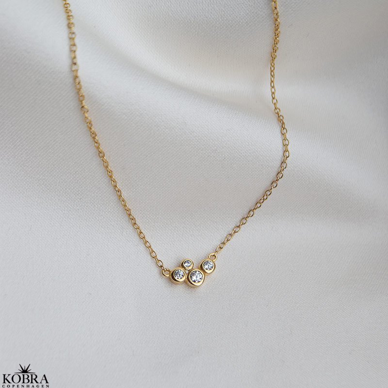 Lily" enkel guld halskde med hvide sten