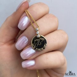 "Edgy Sunday" guld halskde med sten inklusiv gravering