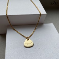 "Mavis" 18 karat forgyldt halskde med plekter inklusiv gravering