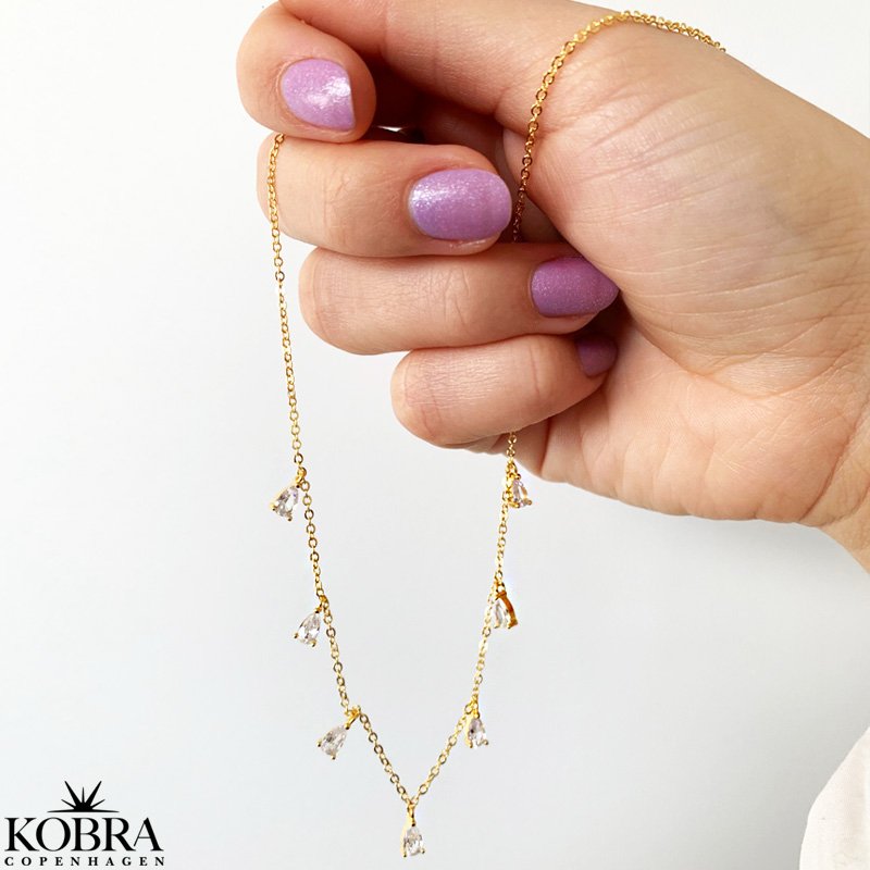 "Teardrop" guld halskde med hvide drbesten