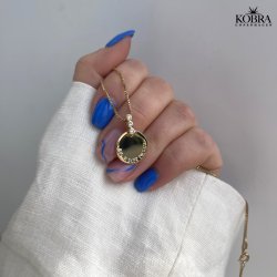 "Edgy Sunday" guld halskde med sten inklusiv gravering