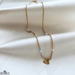 Studenter halskde i guld med hue-vedhng og bl akvamariner