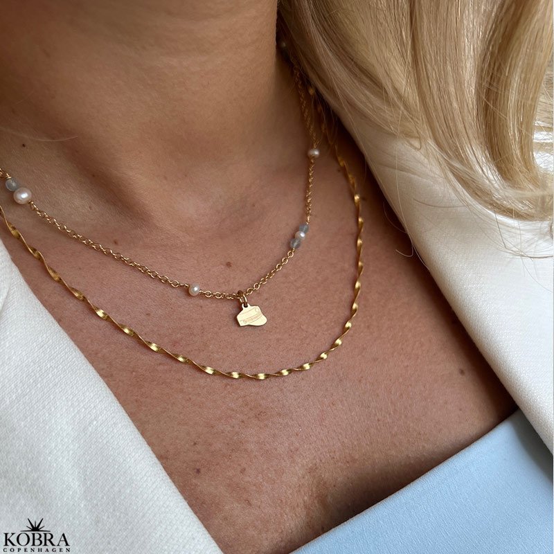 Studenter halskde i guld med hue-vedhng og bl akvamariner