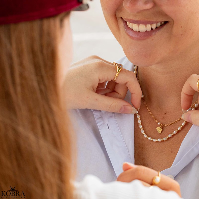 Studenter halskde i guld med hue-vedhng og bl akvamariner