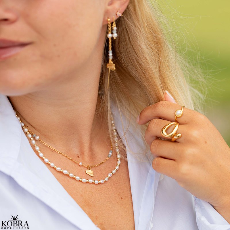 Hndlavet guld reringe med studenterhuer samt akvamariner og ferskvandsperler