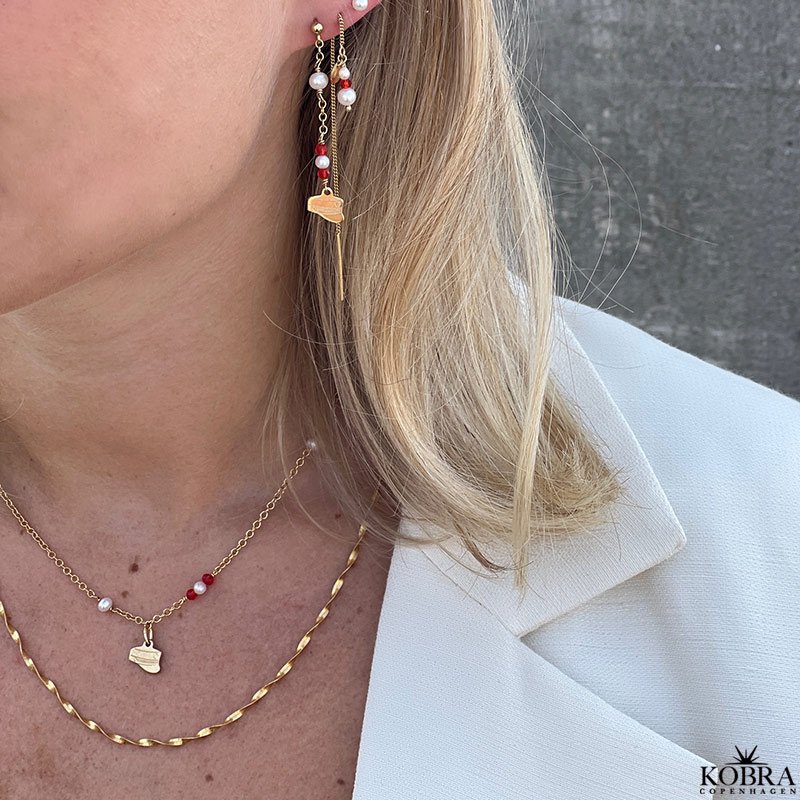 Studenter halskde i guld med hue-vedhng og rde perler