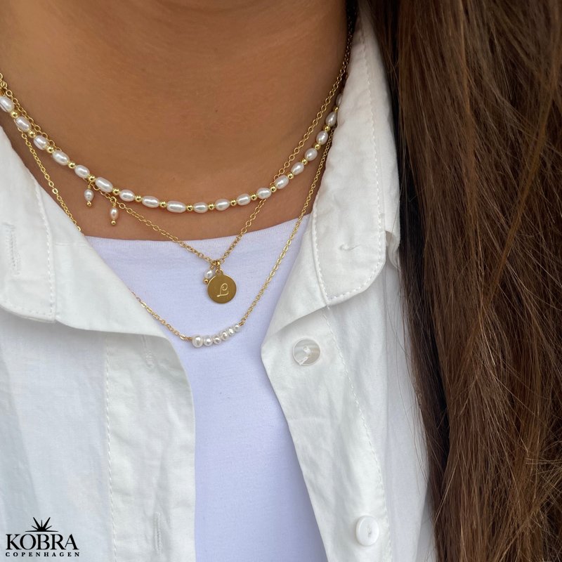 "Wilma" pearl necklace with mini id tag in gold plated