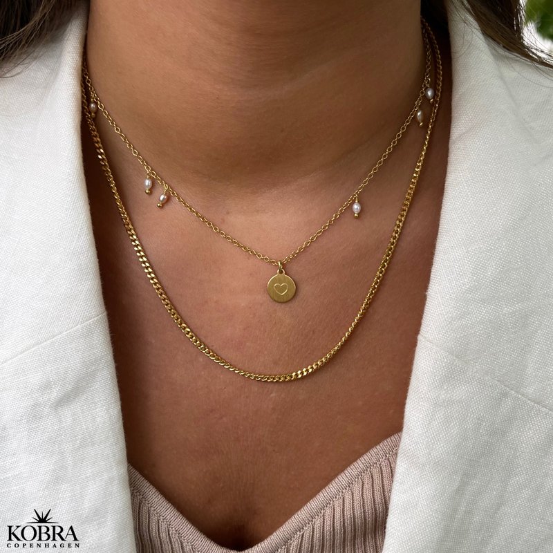 "Wilma" pearl necklace with mini id tag in gold plated