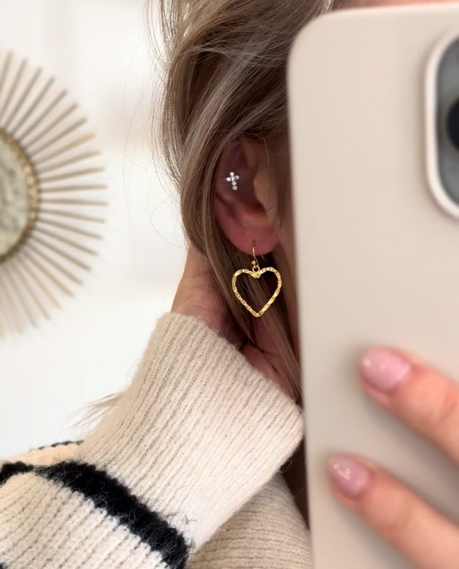 "Adore You" hjertereringe i guld med banket overflade