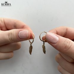 "Merle" gold earrings with small feathers
