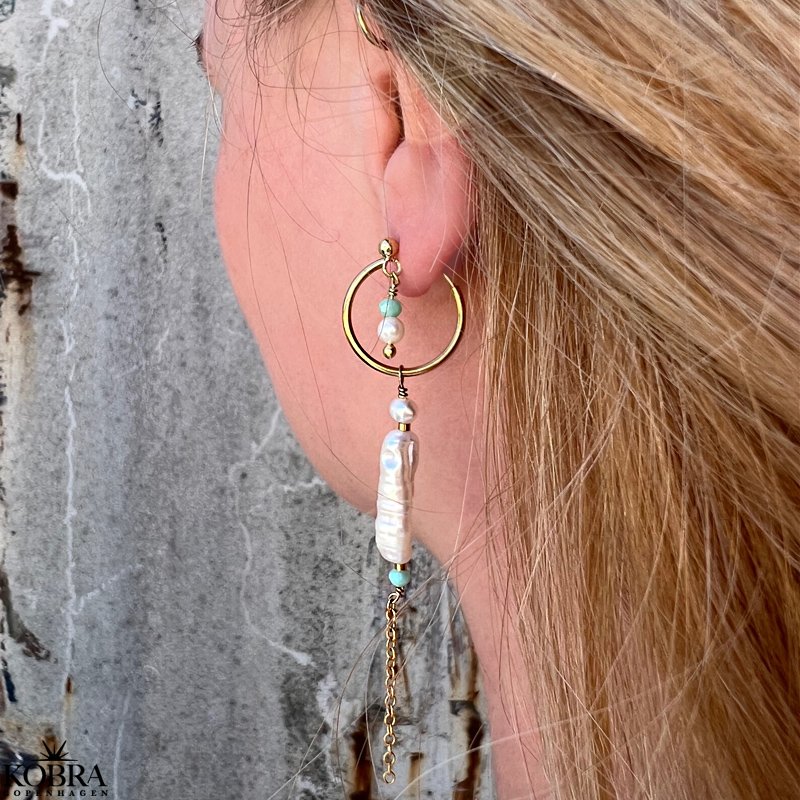 "Melissa" guld ørestikker med hvide ferskvandsperler