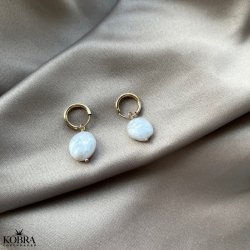 "Studio" guld reringe / hoops med organisk hvid ferskvandsperle