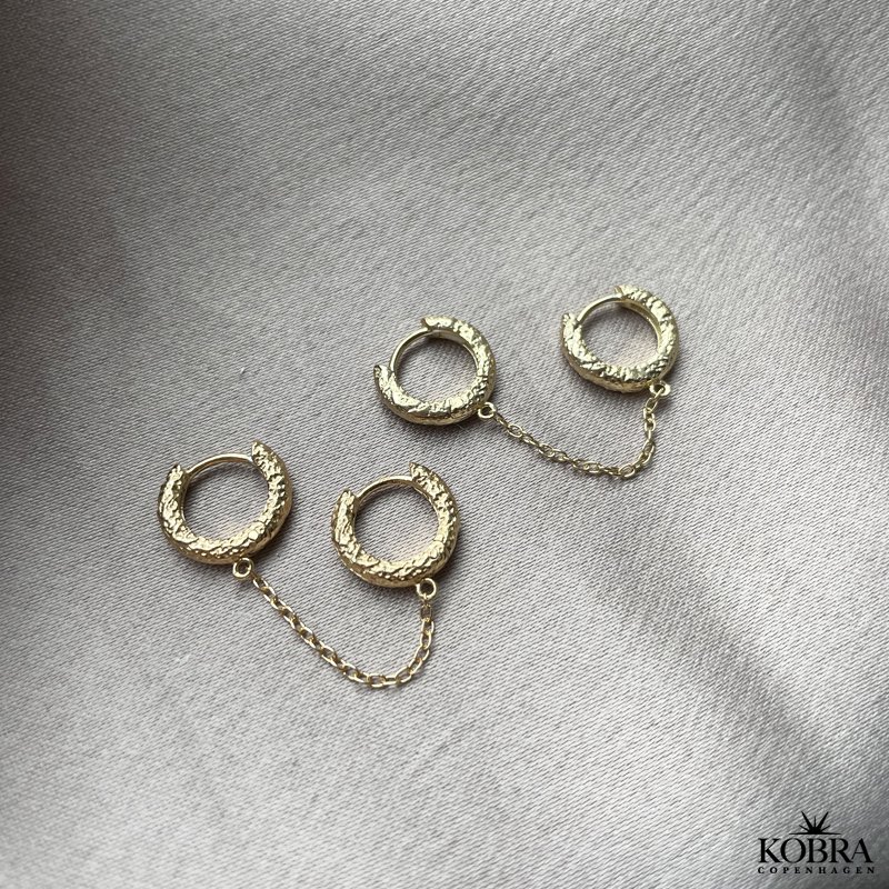 "Levine" sandblste guld hoops til 2 huller i rerne