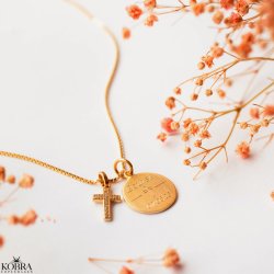 Konfirmationssmykke - guld halskde med lille kors vedhng samt personlig indgravering
