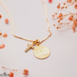 Konfirmationssmykke - guld halskde med lille kors vedhng samt personlig indgravering