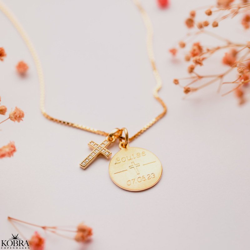 Konfirmationssmykke - guld halskde med lille kors vedhng samt personlig indgravering