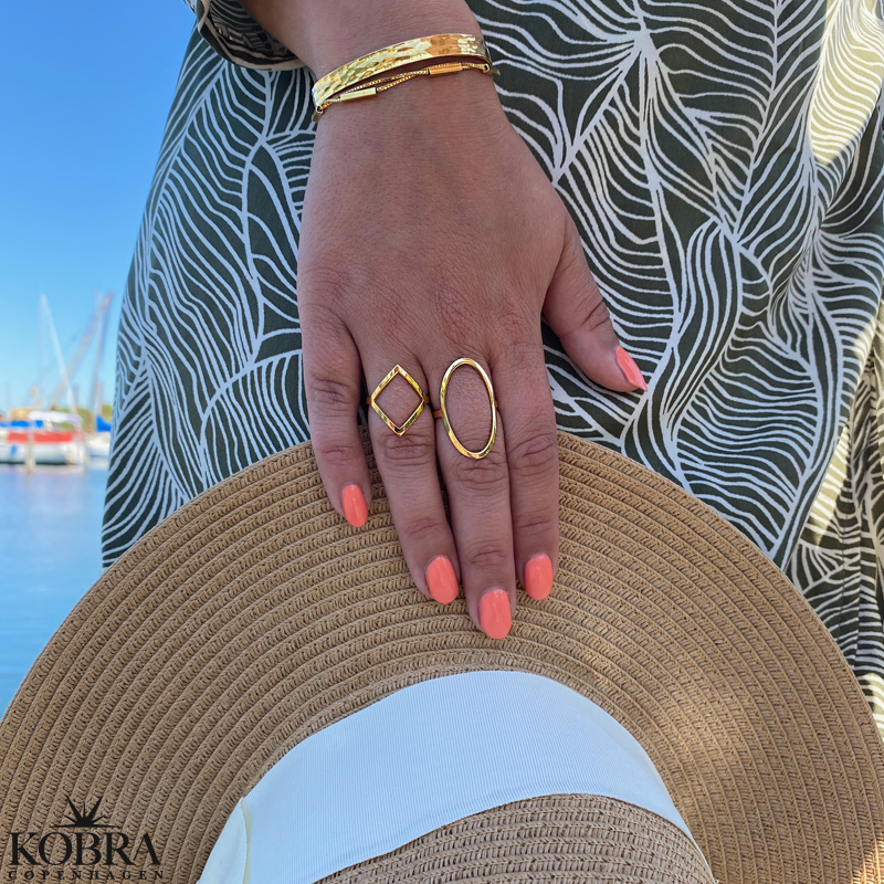 "Carr" 18 karat forgyldt enkel ring i firkantet design