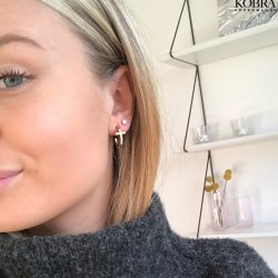 "Trudy" 18 karat forgyldte Kors creolere med hvide zirkonia sten