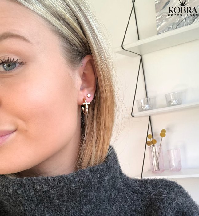 "Trudy" 18 karat forgyldte Kors creolere med hvide zirkonia sten