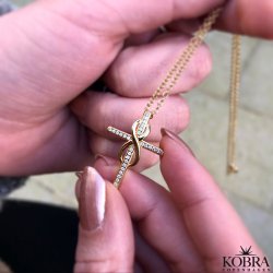 "Allana" 18 karat forgyldt kors halskde med Infinity