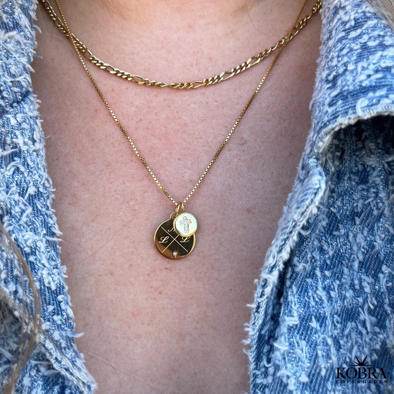 Charm- Lille amulet med kors og sten i forgyldt