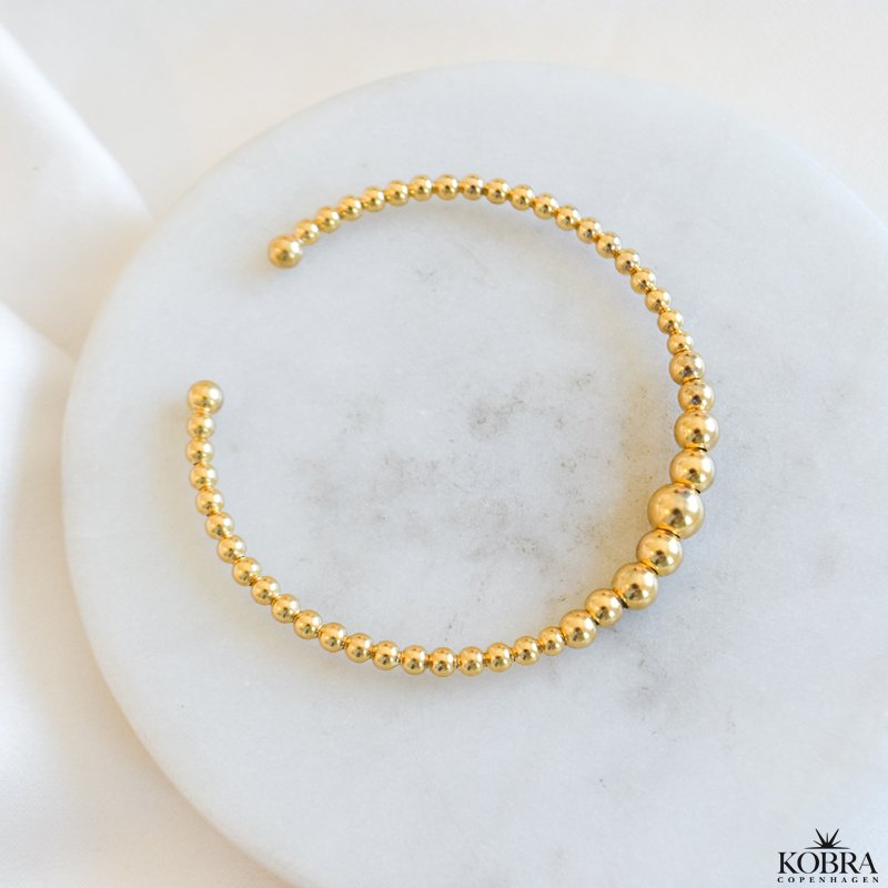 "Mella" guld armbnd / cuff med guld kugler
