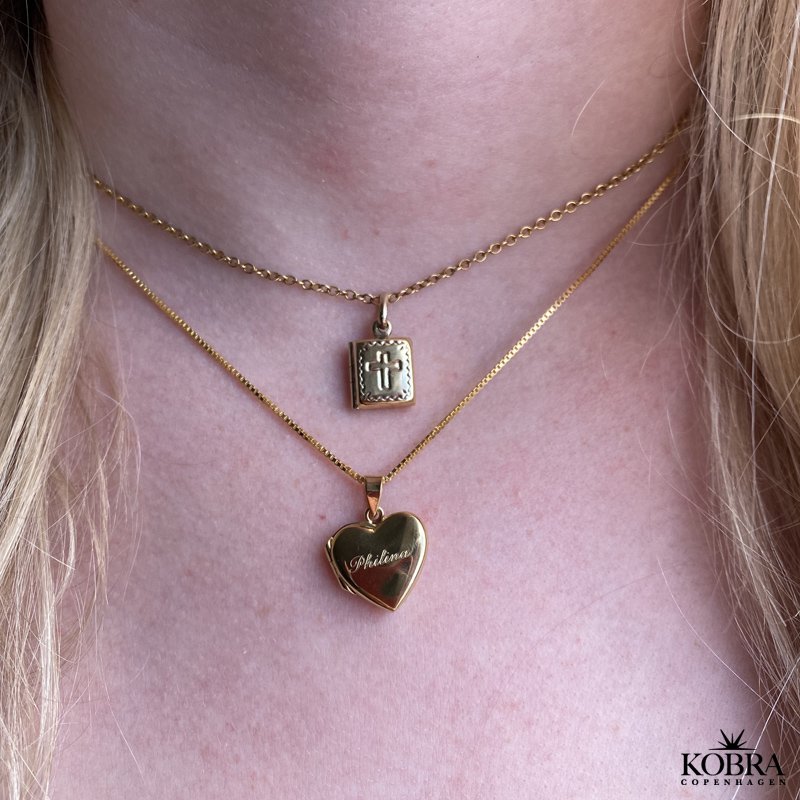 "Freedom" Firkantet 18kt forgylt medaljong med kryss