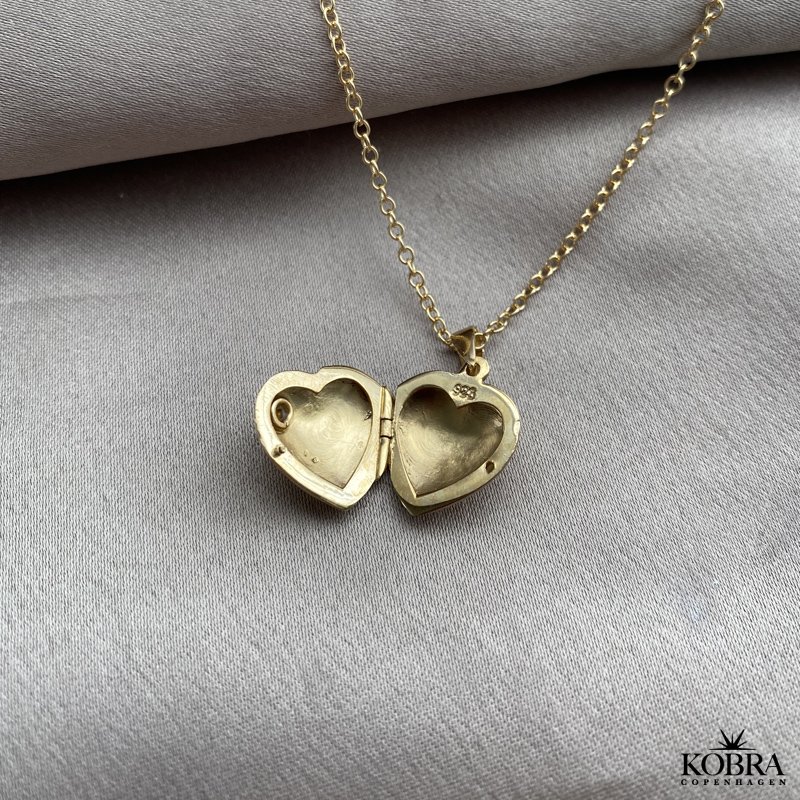 "Anamaria" 18 karat forgyldt hjertemedaljon med hvid sten