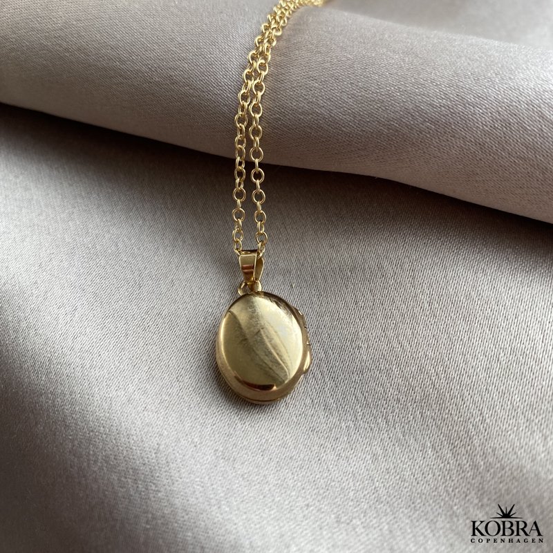 "Sara" lille oval forgyldt medaljon med personlig gravering