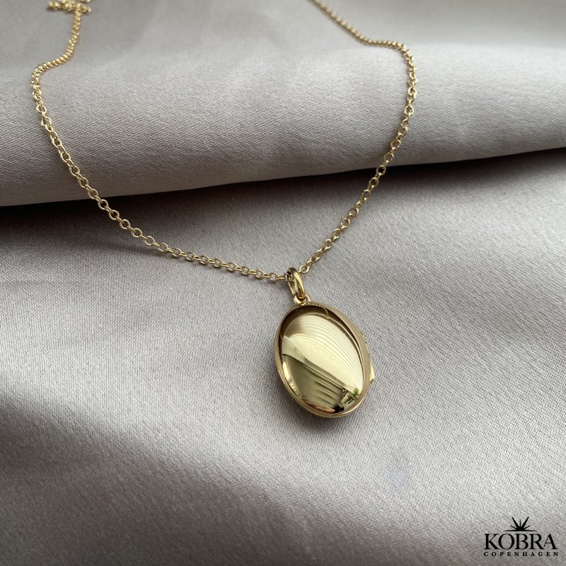 "Emily" oval guld medaljon, med personlig gravering