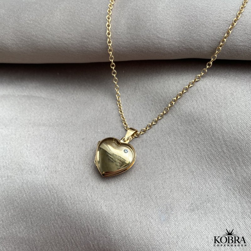 "Anamaria" 18 karat forgyldt hjertemedaljon med hvid sten
