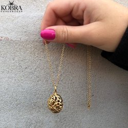 "Emily" oval guld medaljon, med personlig gravering