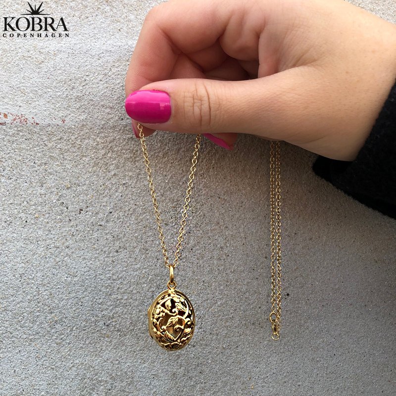 "Emily" oval guld medaljon, med personlig gravering