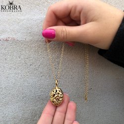 "Emily" oval guld medaljon, med personlig gravering