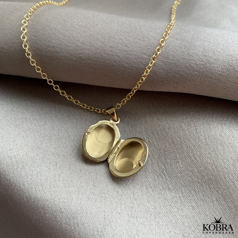 "Sara" lille oval forgyldt medaljon med personlig gravering