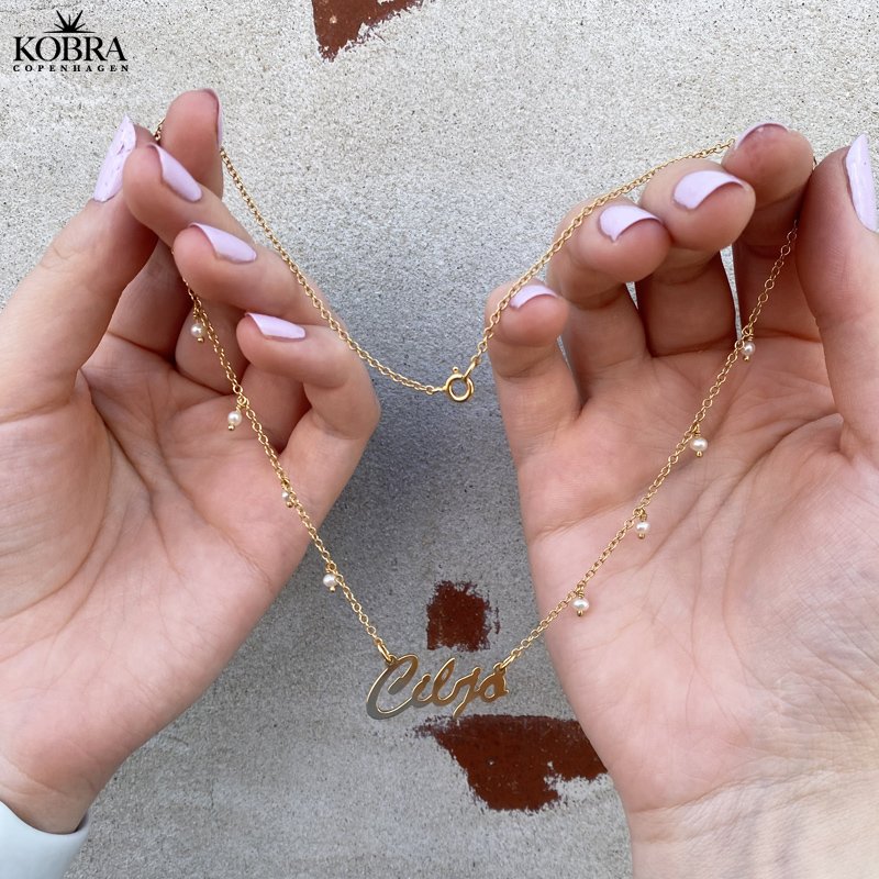 "Milano" hndlavet guld navnehalskde med sm hvide ferskvandsperler