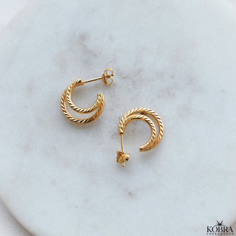 "Cecilie" gold stud earrings with textured rings