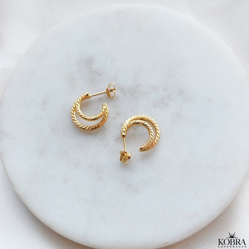 "Cecilie" gold stud earrings with textured rings