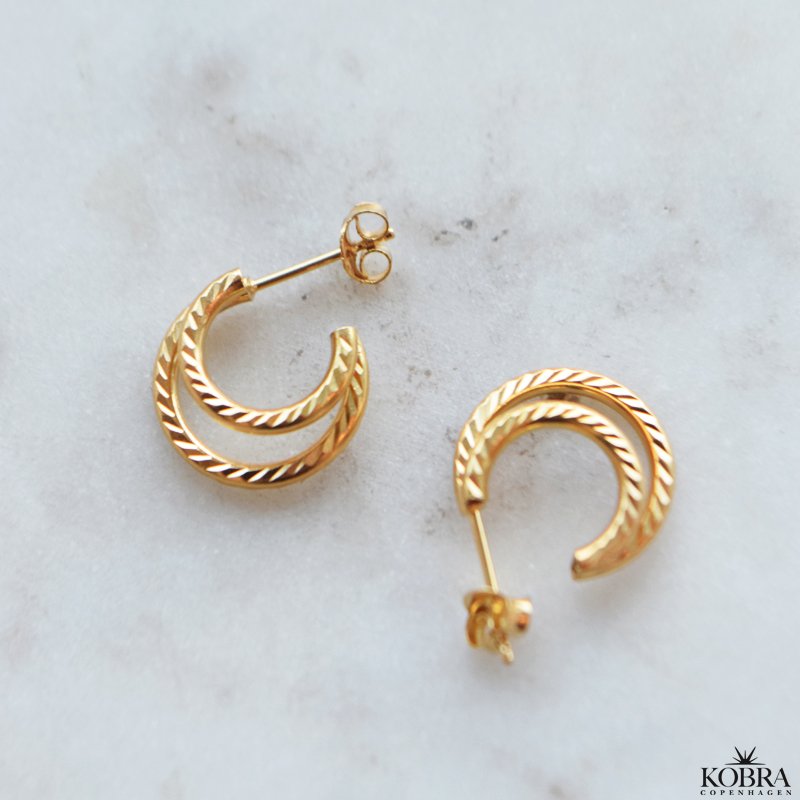 "Cecilie" gold stud earrings with textured rings