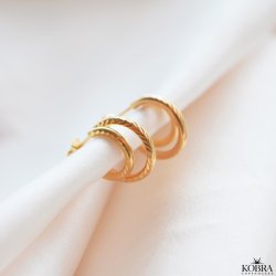 "Cecilie" gold stud earrings with textured rings