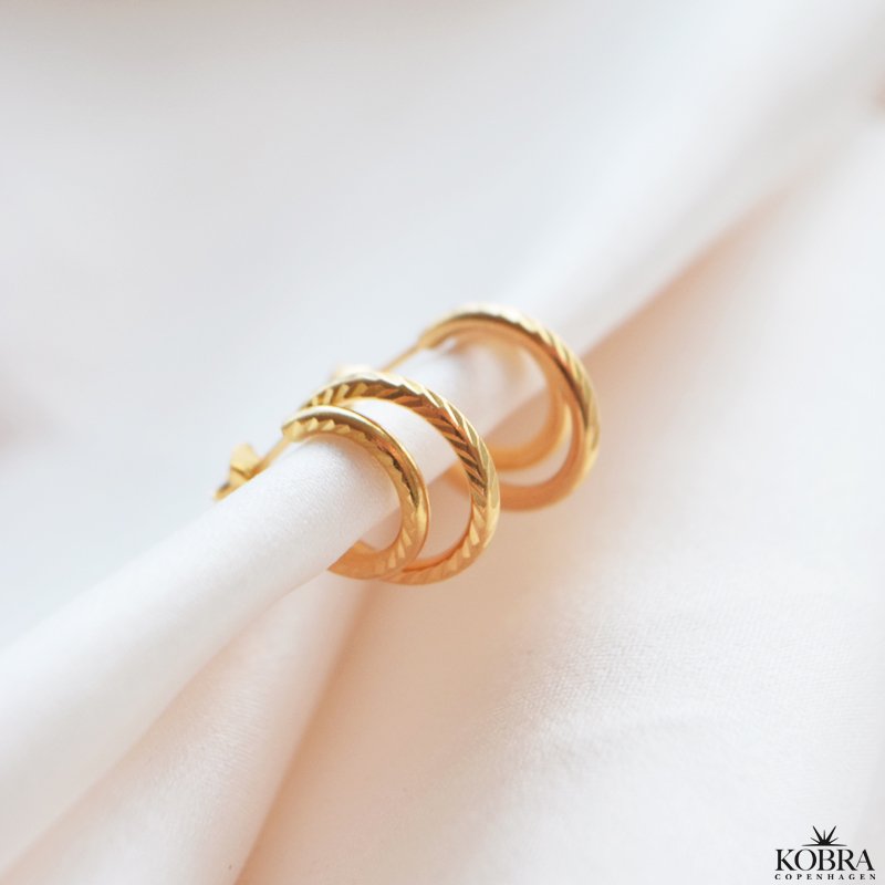 "Cecilie" gold stud earrings with textured rings